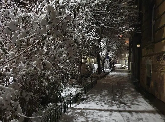 Basic, Quiet Close To Main Square Lejlighed *